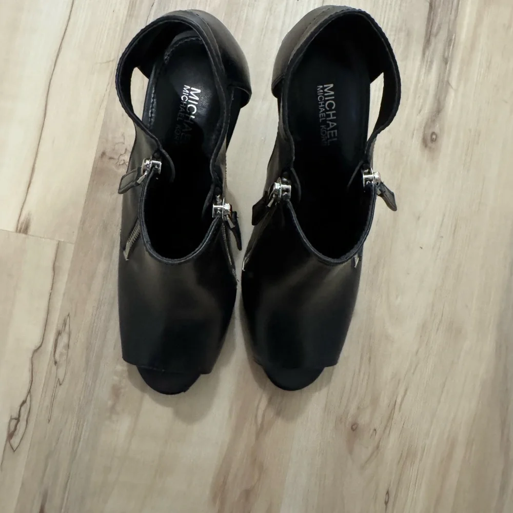 Michael Kors heels. Black with silver.. size 7.5 - Picture 3 of 7